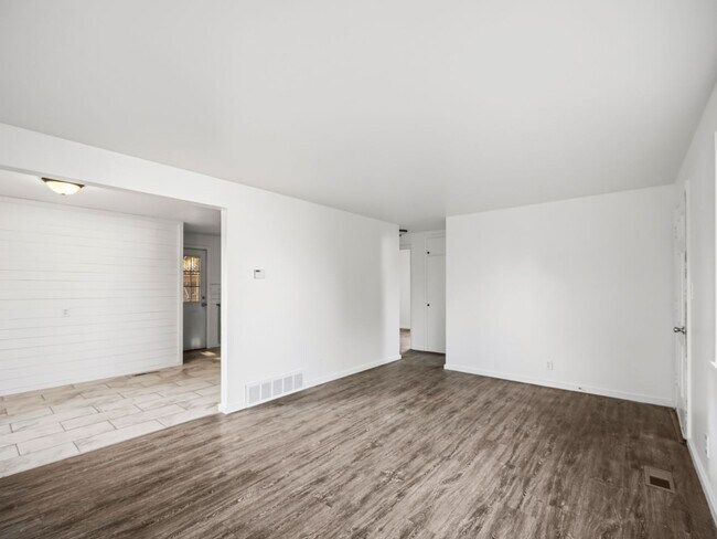 Building Photo - 6011 N Braeburn Dr