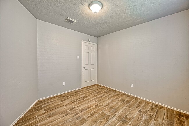 Building Photo - 2235 Sentinal Oaks St