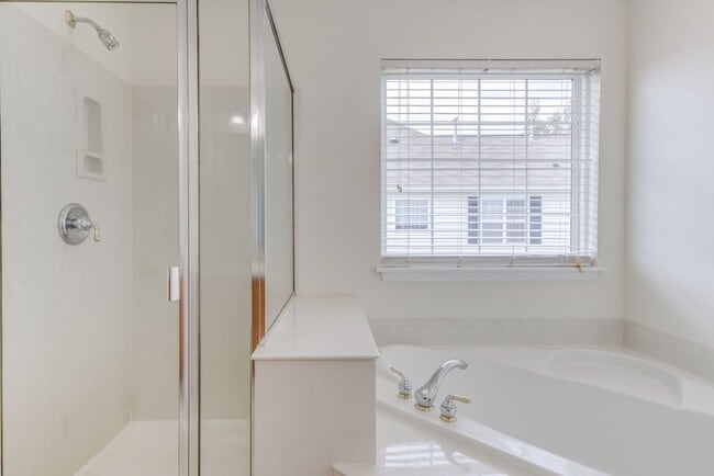 Building Photo - 3 Bedroom Townhouse in Wakefield with 1 Ca...