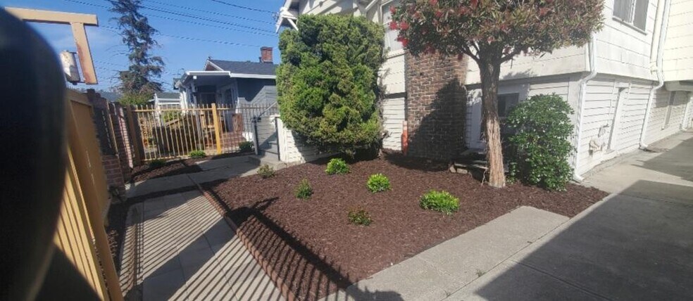 Building Photo - 1428 78th Ave