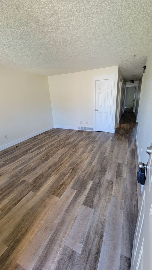 Building Photo - 2 Bdrm Duplex