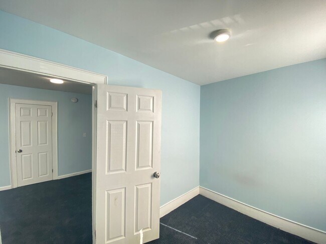 Building Photo - 9 Oak St