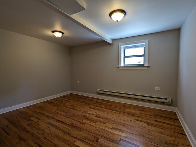 Building Photo - 1126 W Oakdale Ave