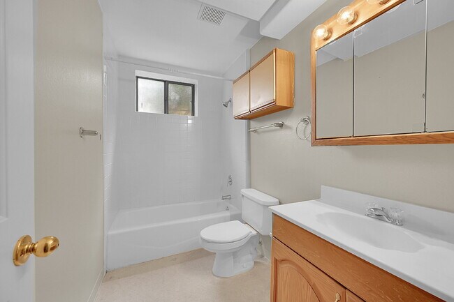 Building Photo - $2,445, 4 bed, 2.5 bath, located in Englewood