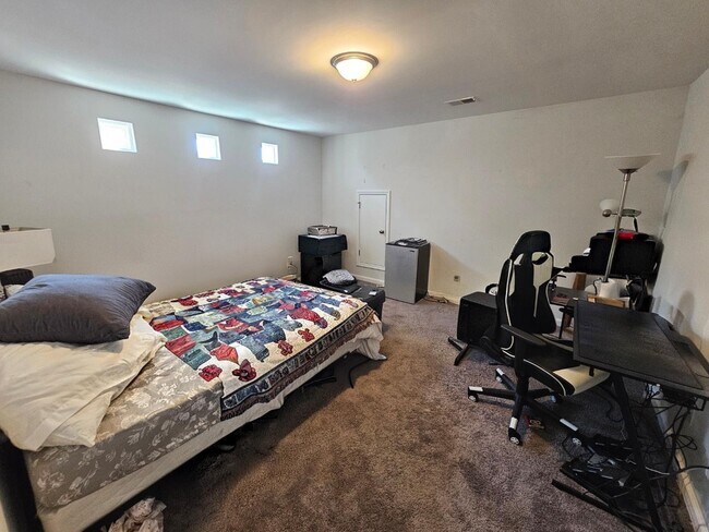 Building Photo - 819 Queenshire Ln