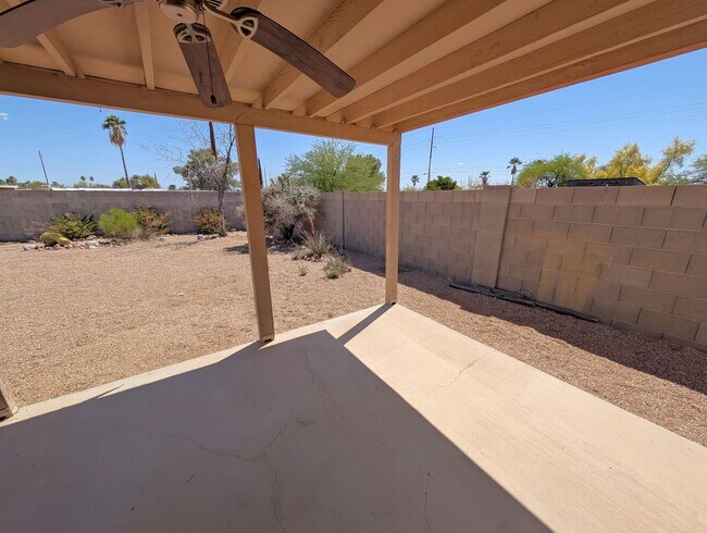 Building Photo - Convenient Tucson Eastside Home with 3 bed...