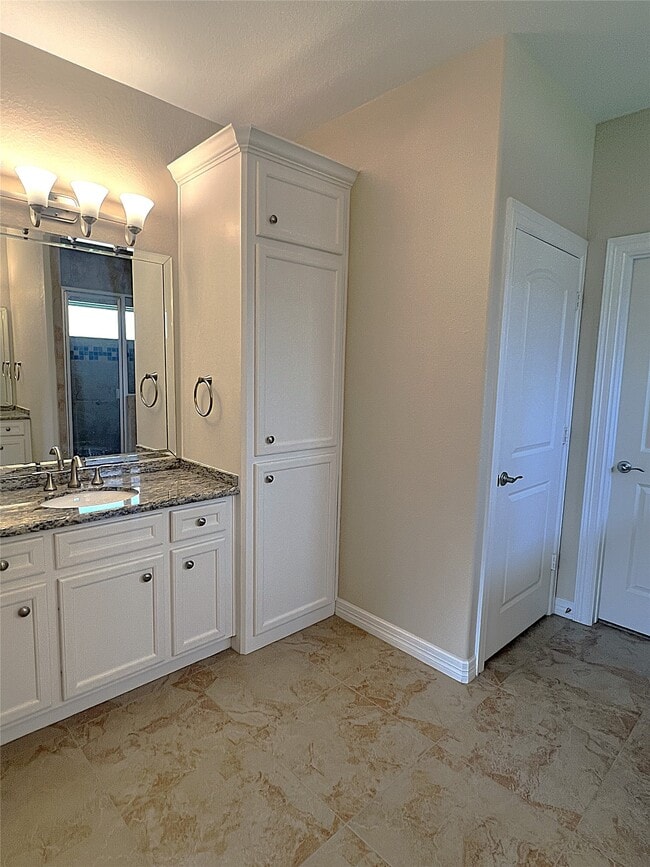 Building Photo - 9723 Highland Pointe Dr