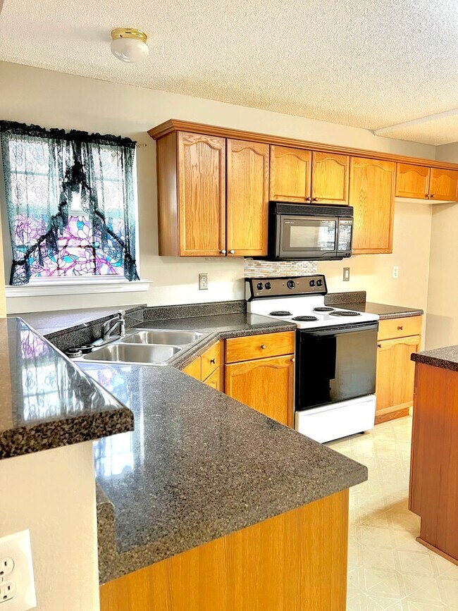 Building Photo - Nice 3 bedroom 2 bath home located in Sunset Trace