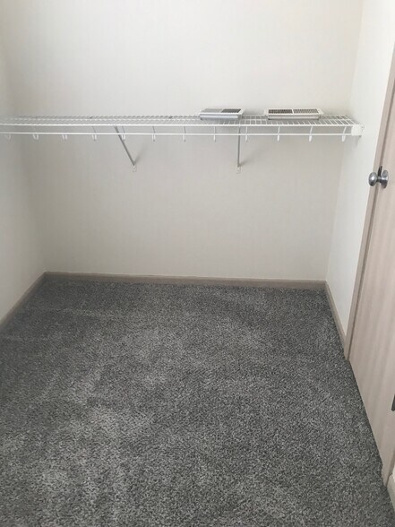 walk-in closest - 9844 N Lewis Ave