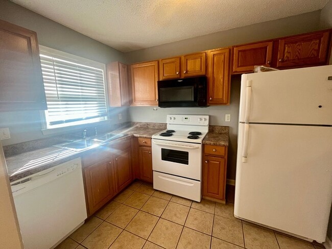 Building Photo - 2 Bedroom 1.5 Bath Townhouse