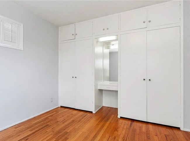 Building Photo - Gorgeous 3 bd 2 ba + Den Single Family hom...