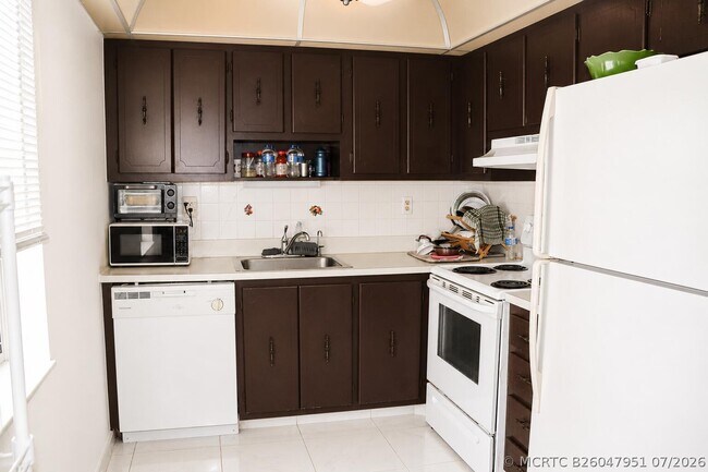 Building Photo - 321 Burgundy G