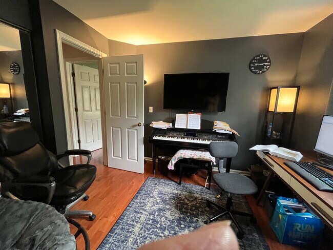 Building Photo - 408 Woodview Cir
