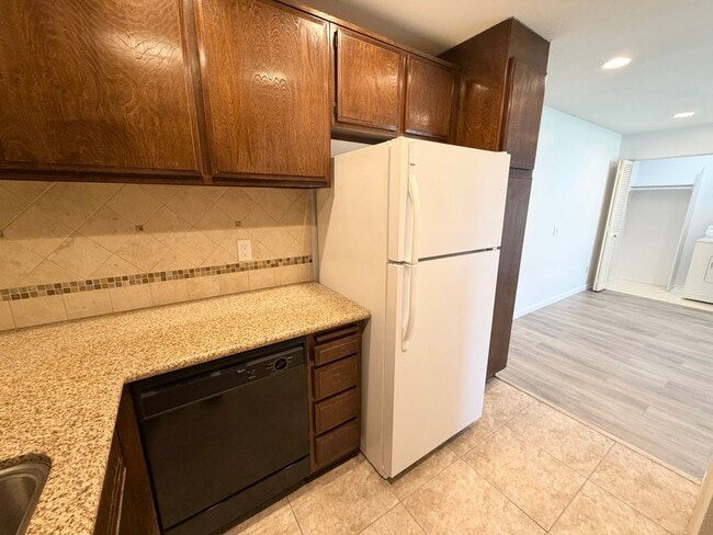 Building Photo - 22734 Lakeway Dr