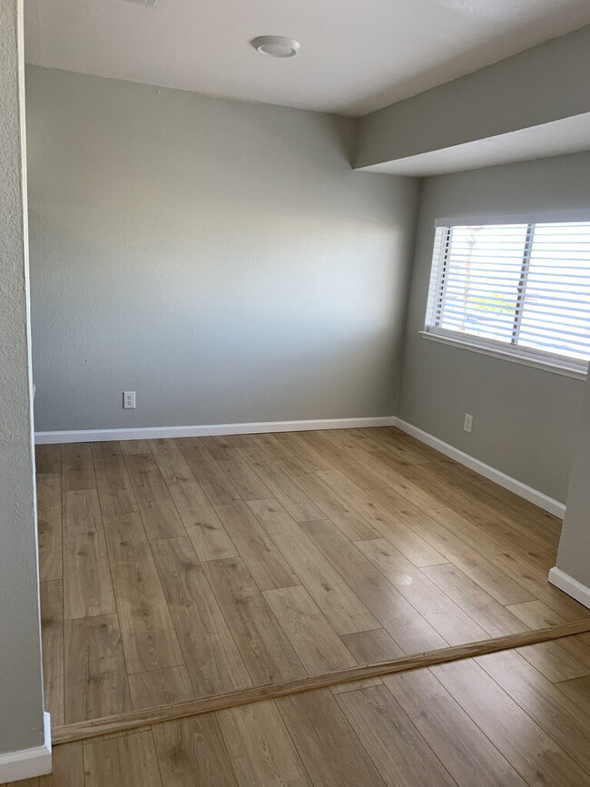 Building Photo - Updated Unit with Vinyl Floors & Stainless...