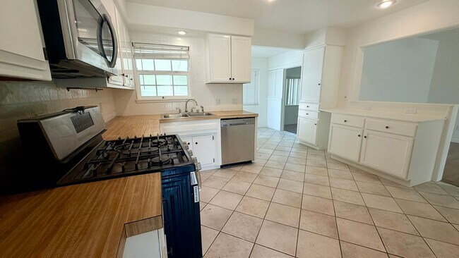 Building Photo - 22684 Minona Dr