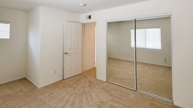 Building Photo - Large Home in Poway