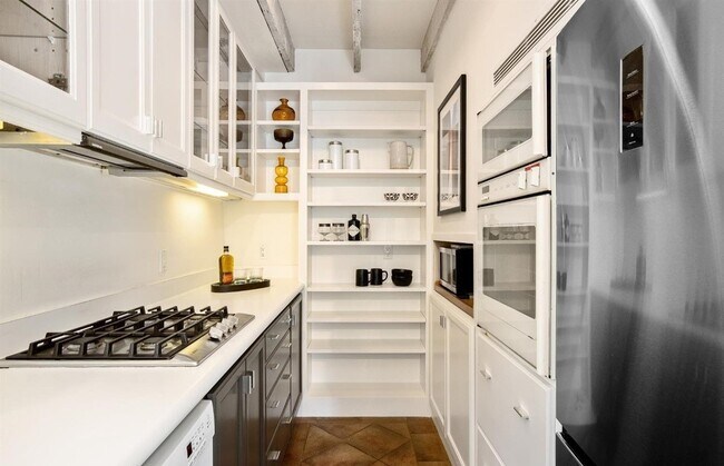 Building Photo - 2548 Pine St