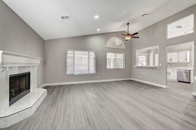 Building Photo - Fully Renovated Single Story 3bd/2bth Single Family Home