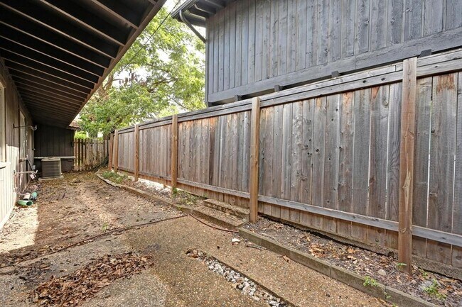 Building Photo - 3002 Windsor Rd
