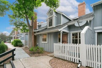 Building Photo - Charming 2BR + Loft Townhome with Stylish ...