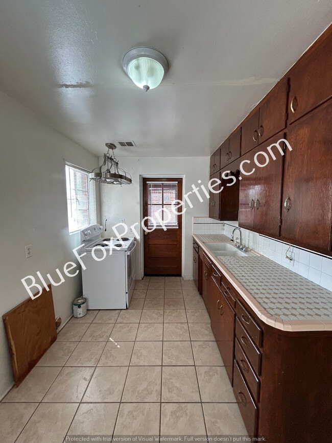 Building Photo - 2309 N Chrysler Dr