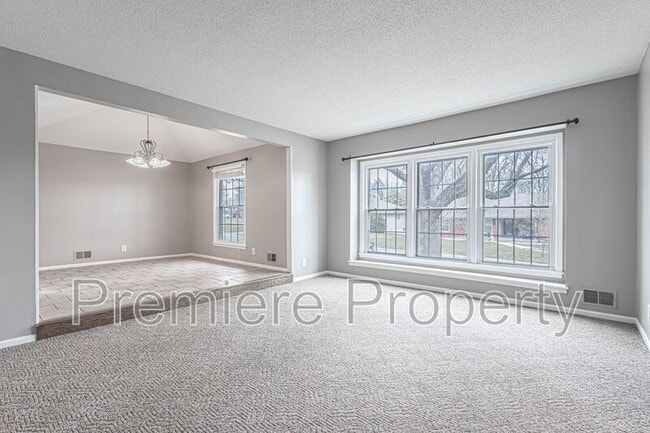 Building Photo - 1331 SW Horizon Dr