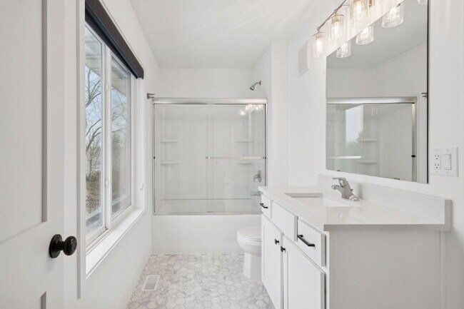 Building Photo - Luxurious 5-Bed/5 Baths, Granite & 3 Car Garage