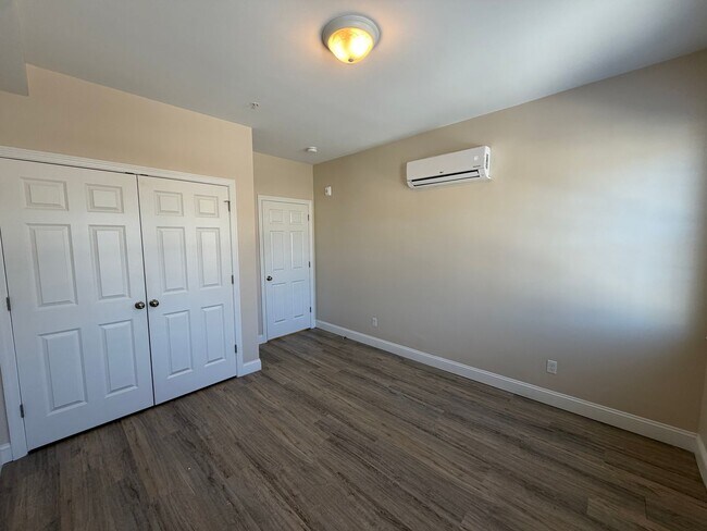 Building Photo - 129 Kenoza Ave