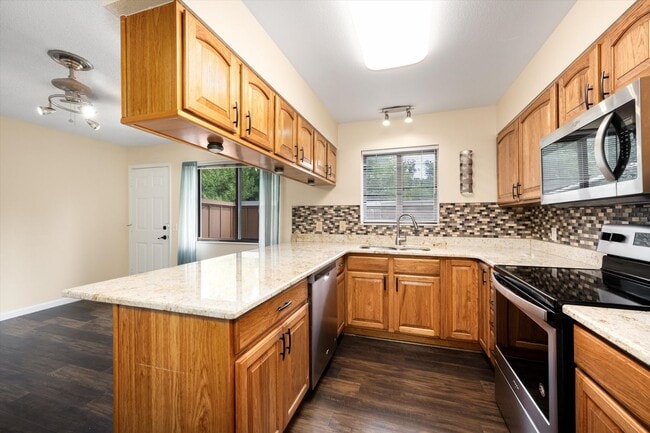Building Photo - 2 bedroom 3 bath Updated townhome in Lakewood!