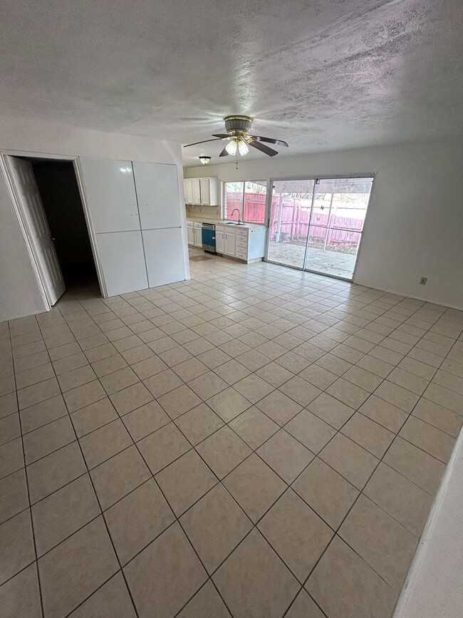 Building Photo - Step inside and be captivated by the warmth of this House!