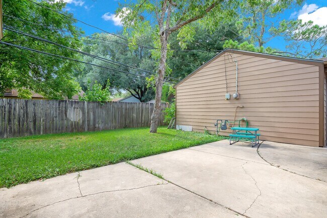 Building Photo - 706 Yale Ln