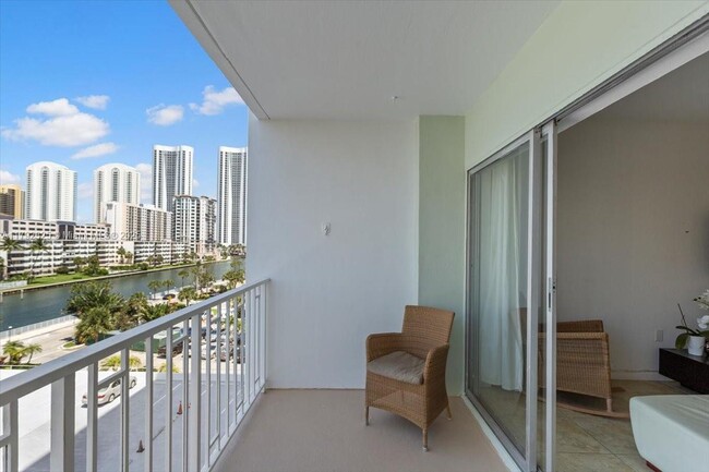 Building Photo - 500 Bayview Dr