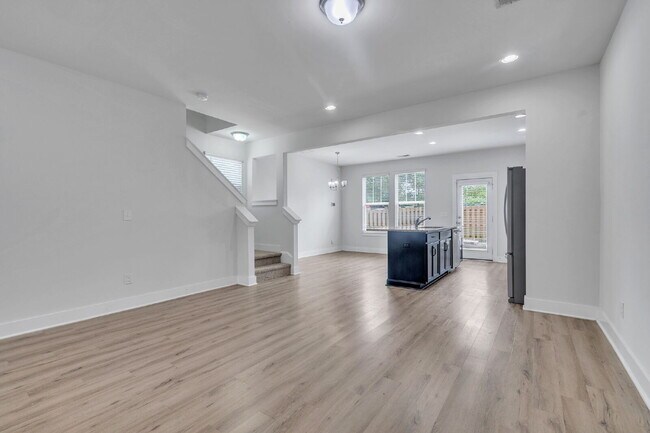 Building Photo - Stylish 3BR/2.5BA END-UNIT Townhome with Garage in Camelot Townes! $1,650/mo rent