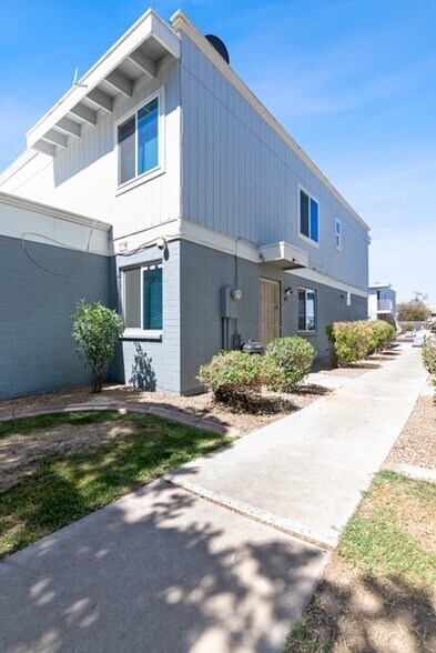 Building Photo - 2697 W Ocotillo Rd