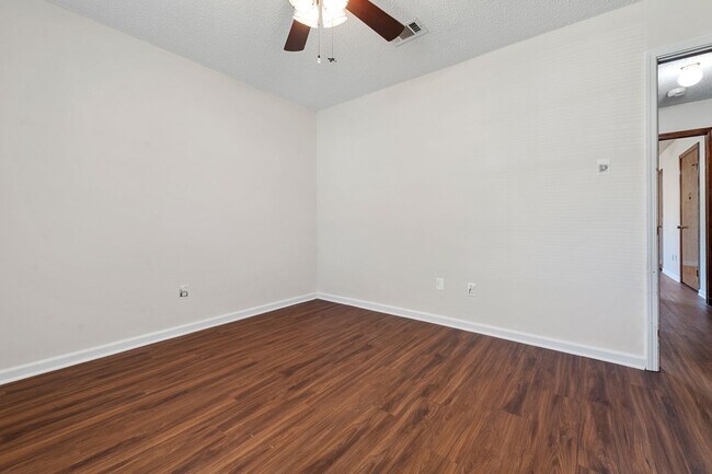 Building Photo - 3/2 Sherwood