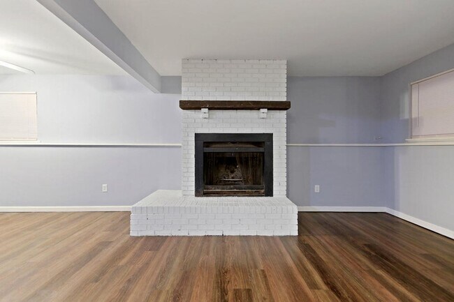 Building Photo - 3201 Elm Grove Dr