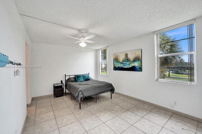 Building Photo - 1911 Sabal Palm Dr