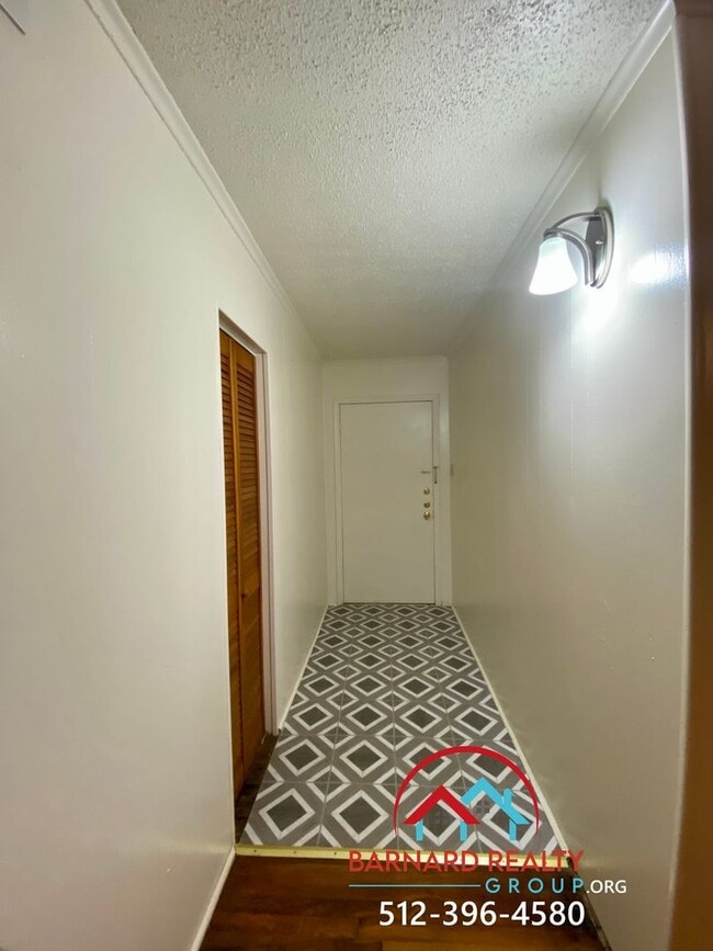Building Photo - Available Now: 2 bed/1 bath with Fenced Ya...