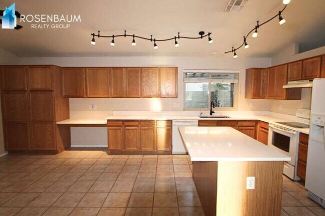 Building Photo - Gorgeous 4-bedrooms, 2-baths home with den in Peoria!
