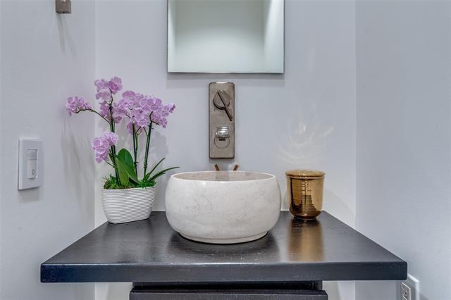 Building Photo - 2408 Victory Park Ln