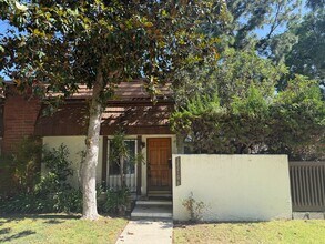 Building Photo - Beautiful 3-Bedroom Condo in Chatsworth!