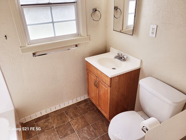 Building Photo - NEW PRICE REDUCTION: House 2bd 1ba- yard, ...
