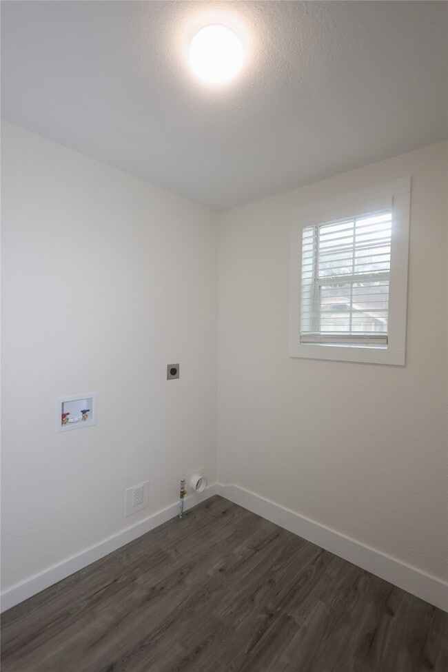 Building Photo - 602 Higgins St