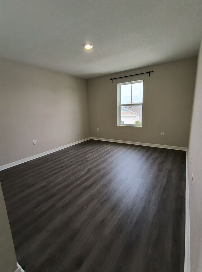 Building Photo - 5 BED 3 BATH SOLAR HOME FOR RENT!! Availab...