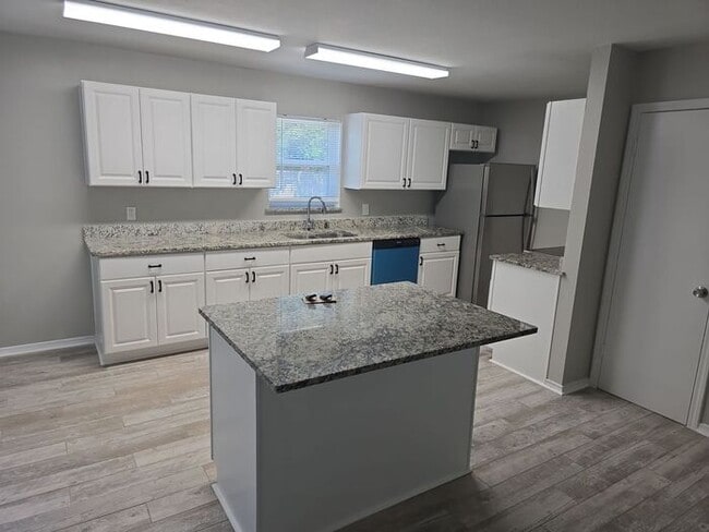 Building Photo - 202 Linda Ln
