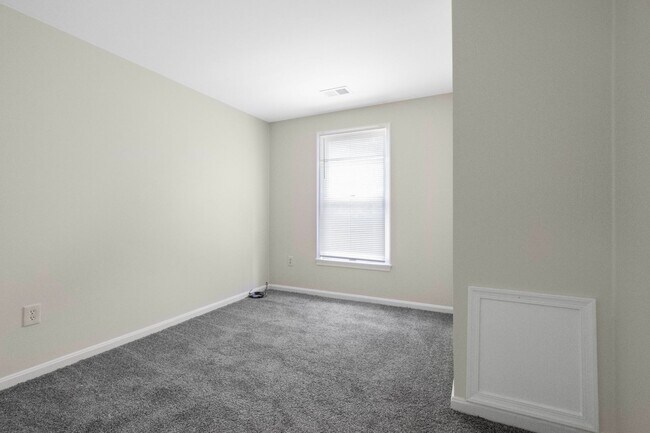 Building Photo - Spacious 4 BR/2.5 BA Single-Family Home in...
