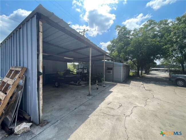 Building Photo - 1910 FM2673