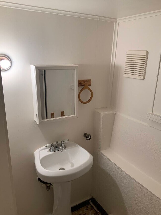 Building Photo - Great 1 Bedroom Apartment Near Downtown