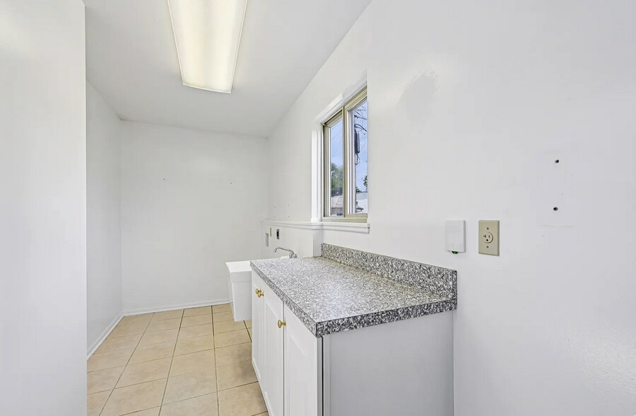 Building Photo - 902 Brentford Dr